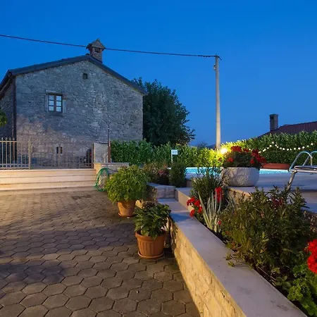 Captain's With Swimming Pool * Jurdani