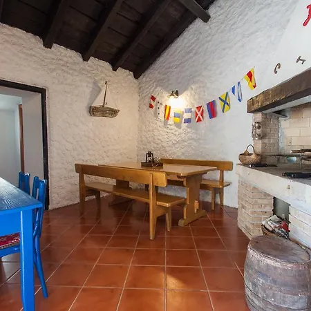 Captain's With Swimming Pool Vila