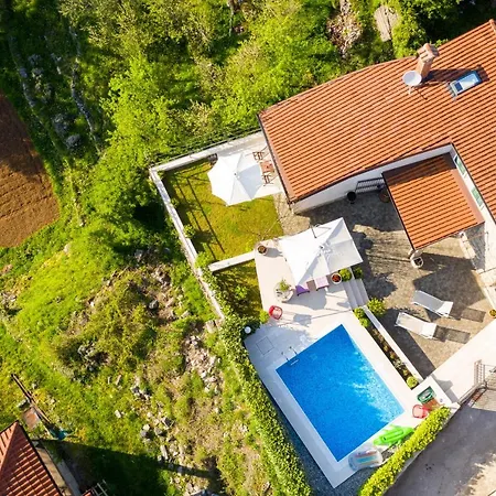Captain's With Swimming Pool Vilă