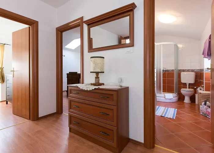 Captain's With Swimming Pool Jurdani