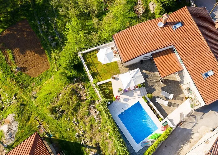 Captain's With Swimming Pool Villa